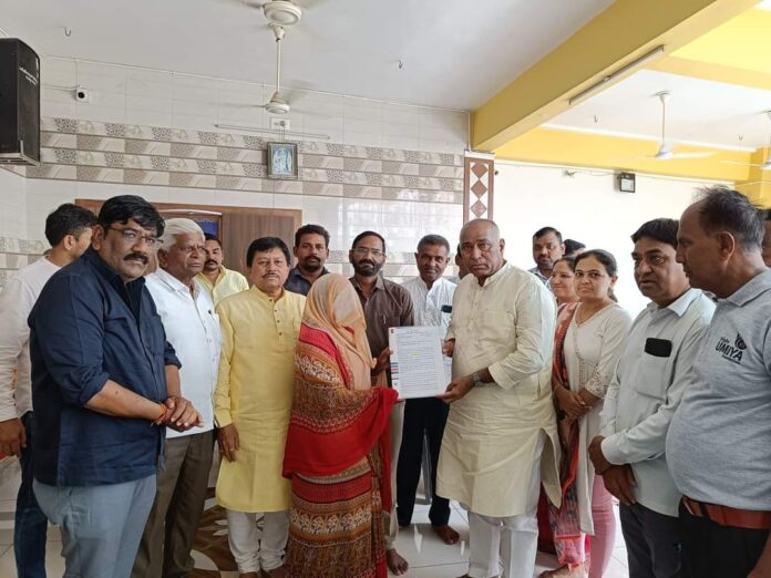 ધોળાકુવા અને રિદ્રોલ ગામમાં ધારાસભ્ય પટેલના હસ્તે સહાય ચેક અર્પણ કરાયા